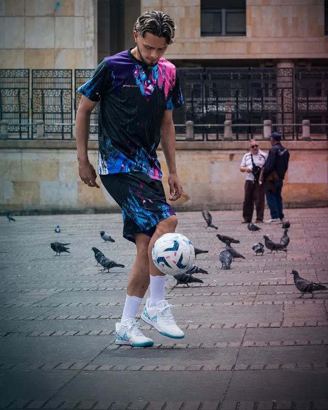 Jugador dominando el balón entre las palomas de la plaza