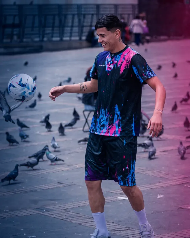 Jugador con el balón entre las palomas de la plaza