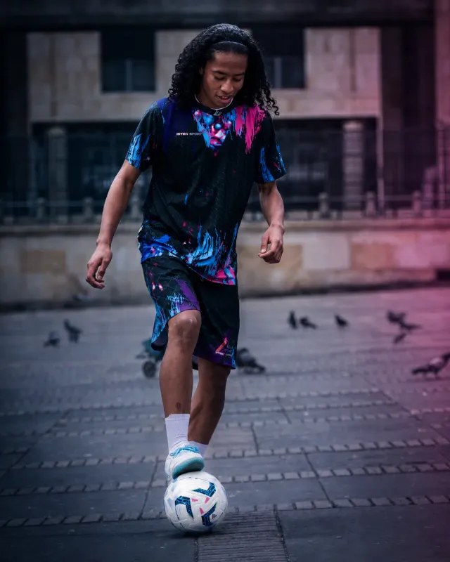 Jugador dominando el balón en la plaza, con el uniforme cyberpunk de Isten