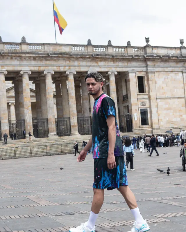 Jugador caminando con las Bogotá Blanca puestas