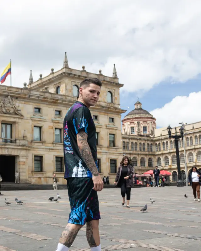 Jugador caminando por la Plaza de Bolívar con las Bogotá Negra puestas
